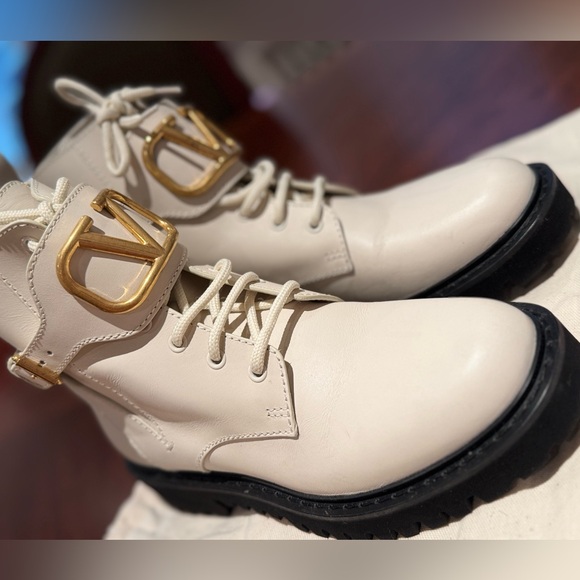 Authentic Valentino Garavani Vlogo Leather Ankle Boots - Picture 5 of 10